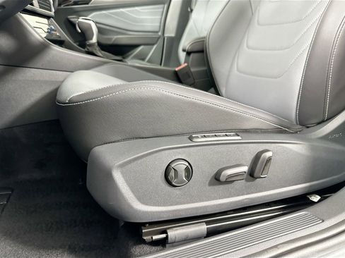 Certified 2025 Volkswagen Jetta SEL image 18