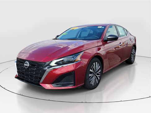 Used 2025 Nissan Altima 2.5 SV FWD image 2