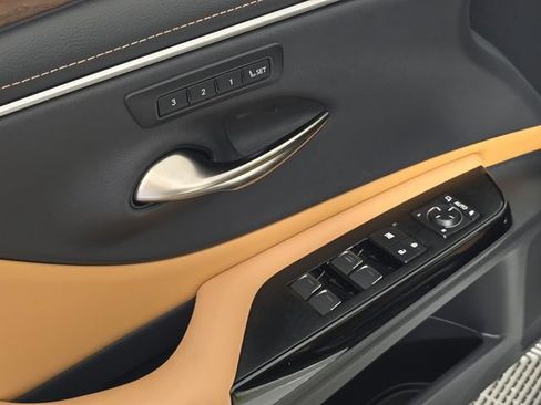 Used 2024 Lexus ES 350 w/ Premium Package FWD image 16