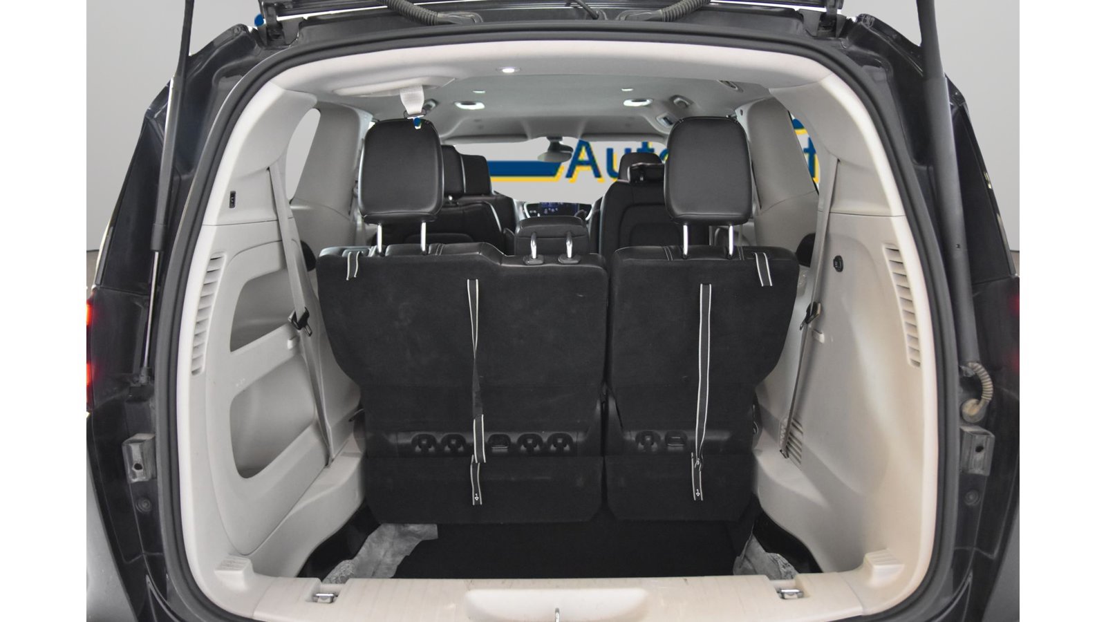 Used 2023 Chrysler Pacifica Touring-L FWD image 35
