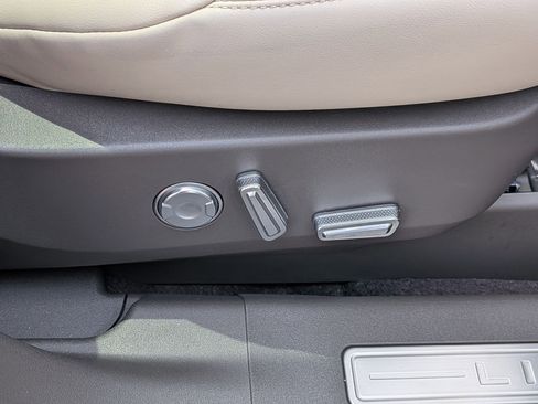 Used 2025 Lincoln Nautilus Reserve AWD/4WD image 35