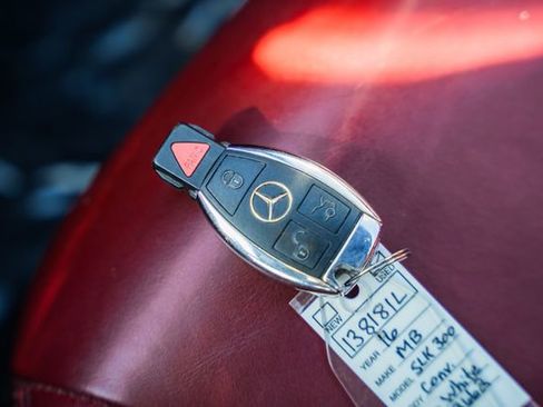 Used 2016 Mercedes-Benz SLK 300 image 40