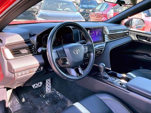 Used 2025 Toyota Camry SE image 13