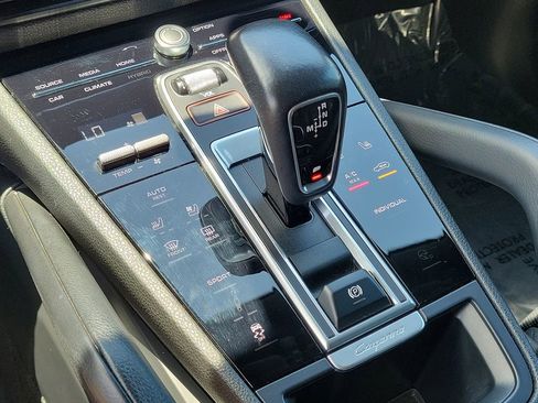 Certified 2020 Porsche Cayenne AWD/4WD image 33
