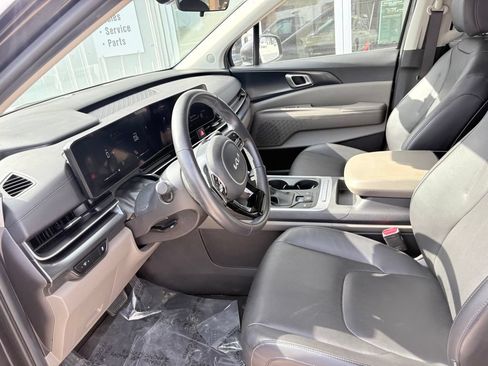 Used 2025 Kia Carnival FWD image 12