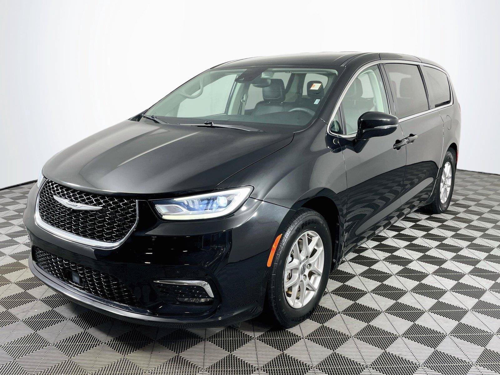 Used 2024 Chrysler Pacifica Touring-L FWD image 3