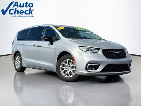 Used 2024 Chrysler Pacifica Touring-L image 1