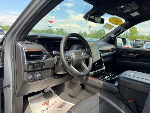 Used 2025 GMC Yukon XL Denali AWD/4WD image 14