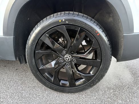 Used 2024 Volkswagen Taos SE image 19