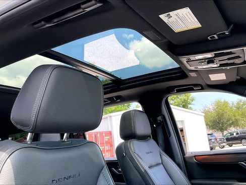 Used 2025 GMC Yukon XL Denali w/ Sun & Power Step Package RWD image 14