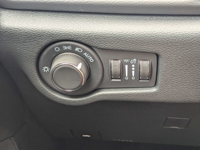 Used 2025 Chrysler Voyager LX FWD image 25