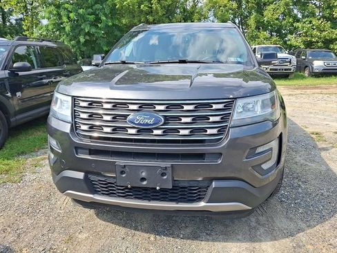 Used 2017 Ford Explorer XLT w/ Equipment Group 202A AWD/4WD image 2