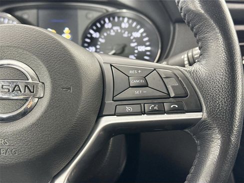 Used 2017 Nissan Rogue SV image 18