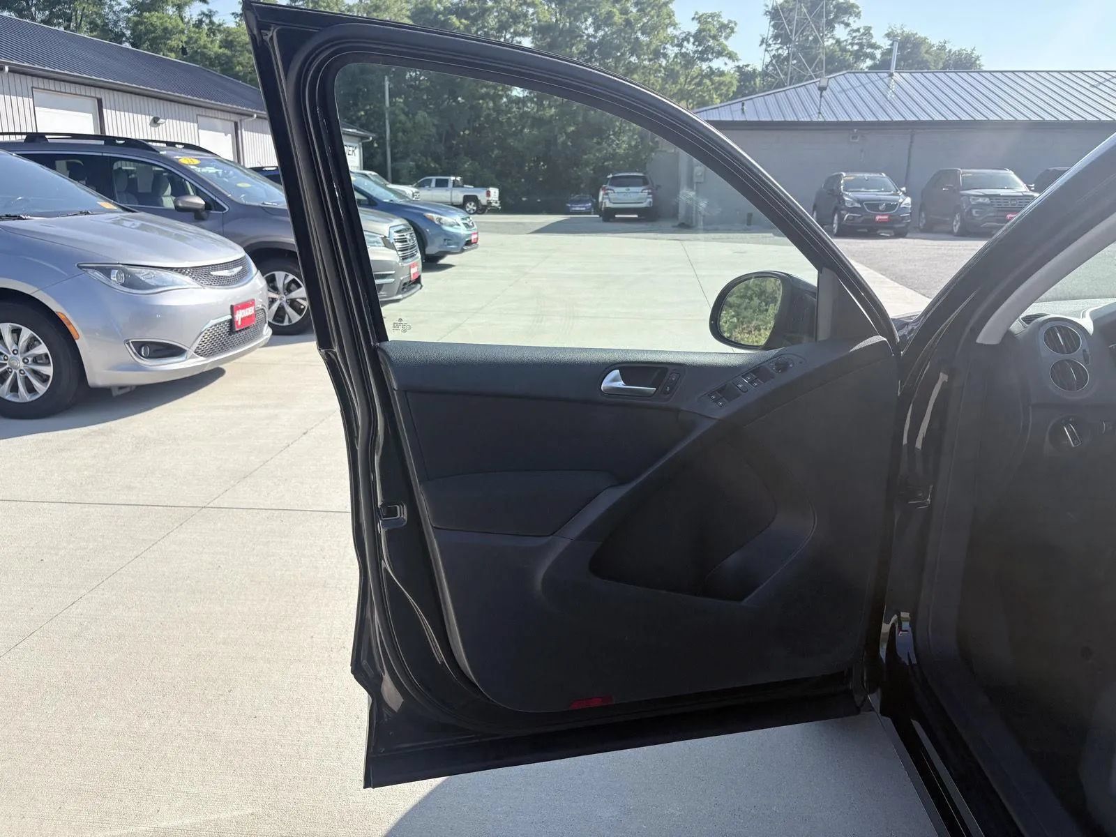 Used 2017 Volkswagen Tiguan S FWD image 10