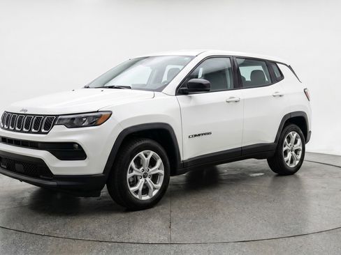 Used 2025 Jeep Compass Latitude AWD/4WD image 3