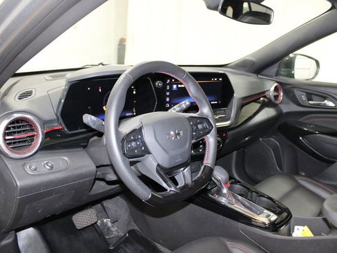 Used 2025 Chevrolet Trax RS w/ Sunroof Package image 16