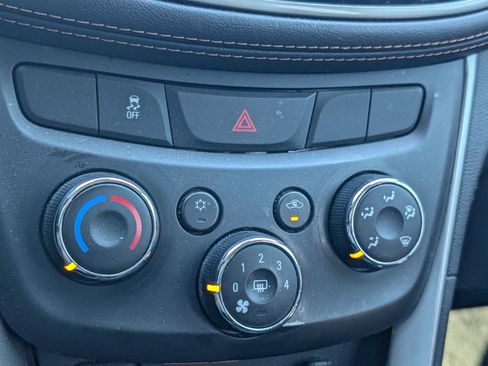 Used 2020 Chevrolet Trax LT w/ LT Convenience Package FWD image 12