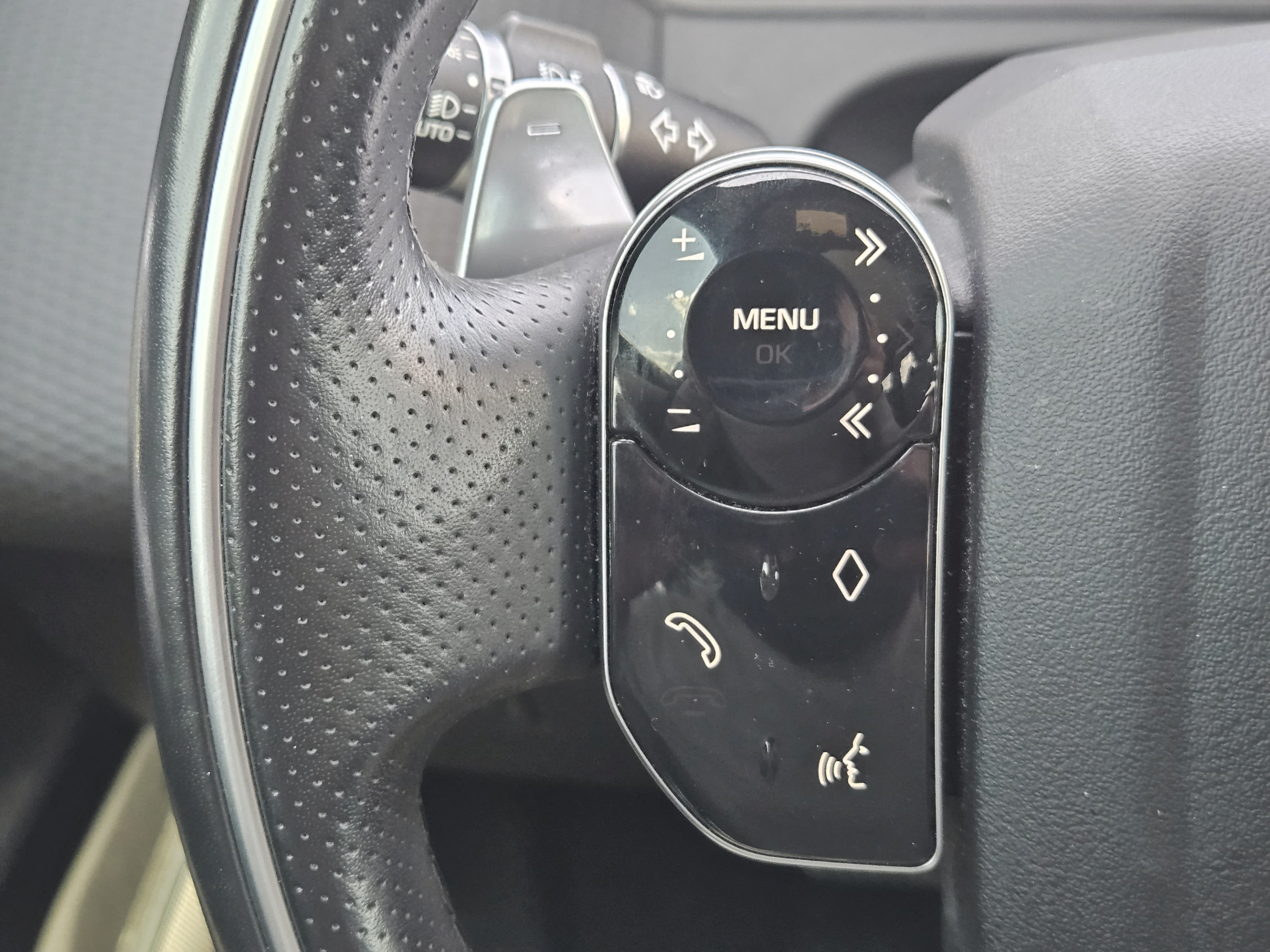 Used 2018 Land Rover Range Rover Velar R-Dynamic SE AWD/4WD image 17
