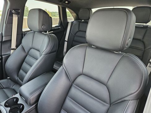 Certified 2025 Porsche Macan AWD/4WD image 6