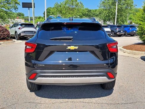 Used 2025 Chevrolet Trax LT w/ LT Convenience Package FWD image 6