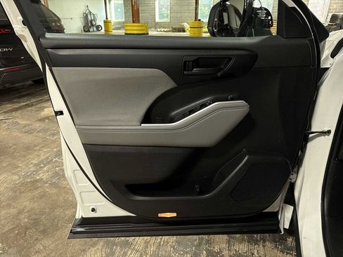 Used 2022 Toyota Highlander LE image 30