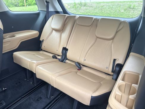 Used 2024 Kia Carnival LX image 10