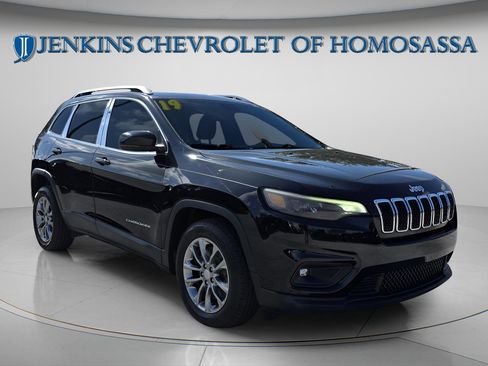 Used 2019 Jeep Cherokee Latitude Plus w/ Comfort/Convenience Group FWD image 12