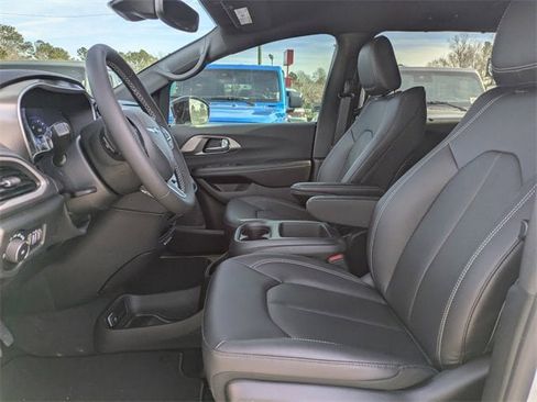 New 2026 Chrysler Pacifica Select image 21