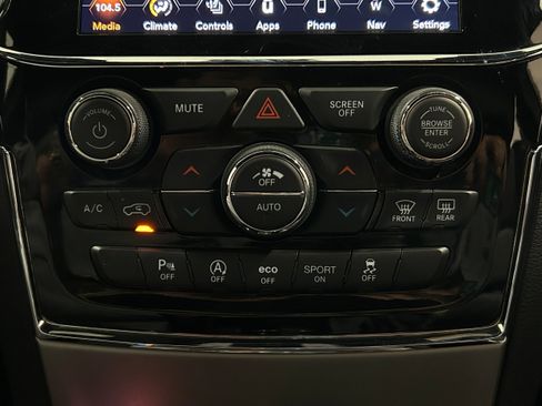 Used 2020 Jeep Grand Cherokee Limited w/ Premium Lighting Group AWD/4WD image 11
