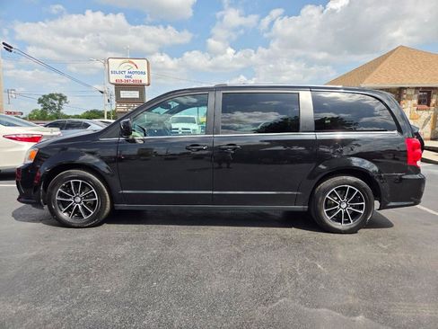 Used 2019 Dodge Grand Caravan SXT FWD image 3