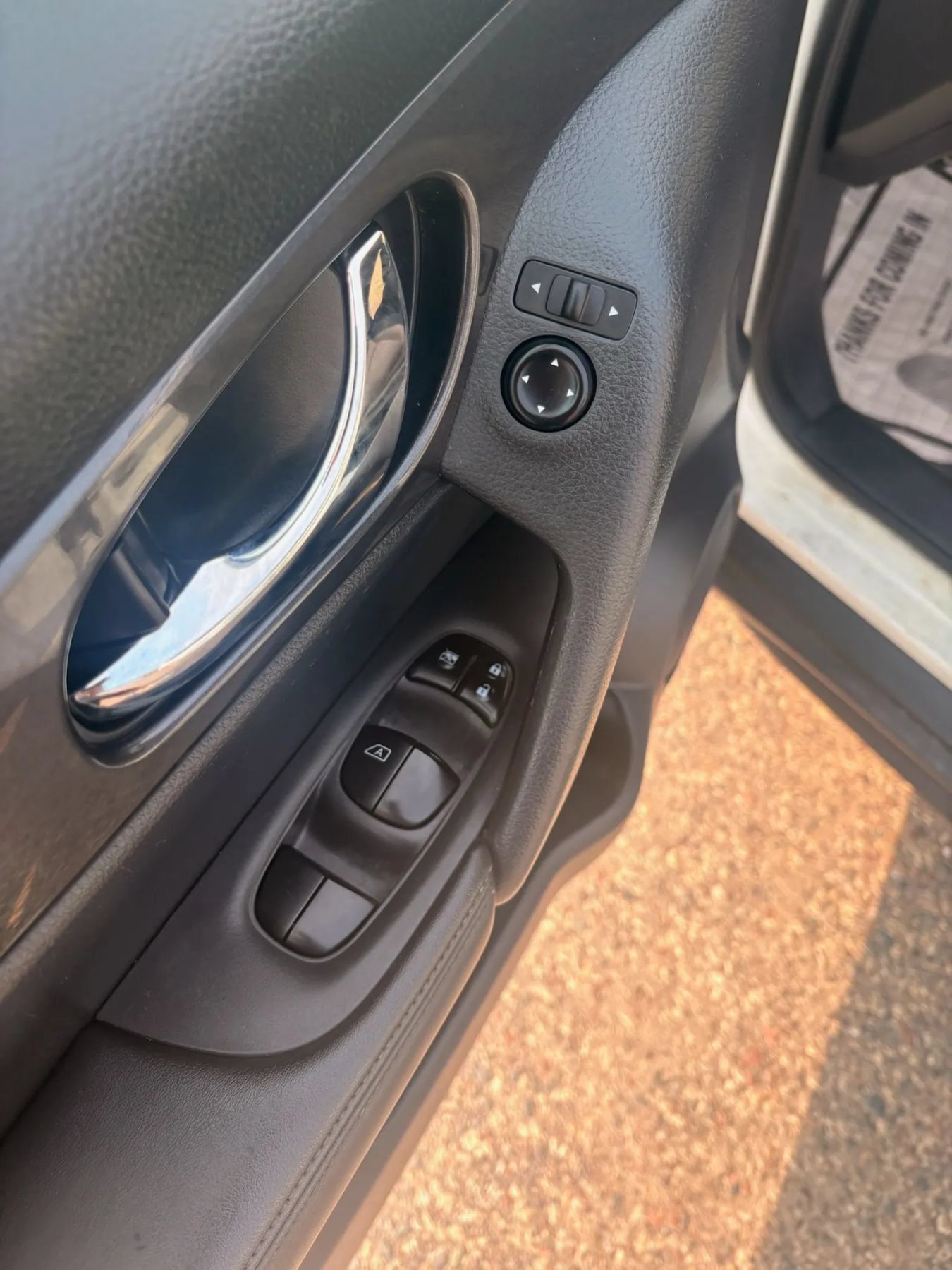 Used 2017 Nissan Rogue SV FWD image 13
