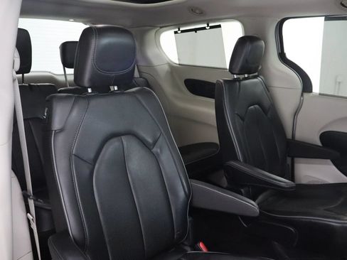 Used 2019 Chrysler Pacifica Limited FWD image 21