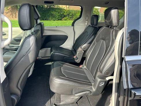Used 2024 Chrysler Pacifica Touring-L FWD image 9