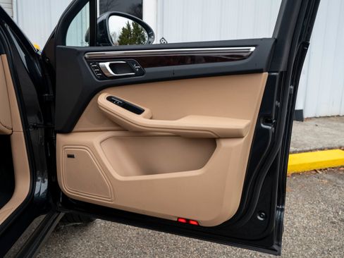 Certified 2025 Porsche Macan image 28