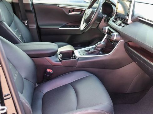 Used 2022 Toyota RAV4 Limited image 18