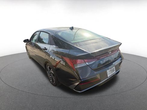 Used 2025 Hyundai Elantra Limited image 3