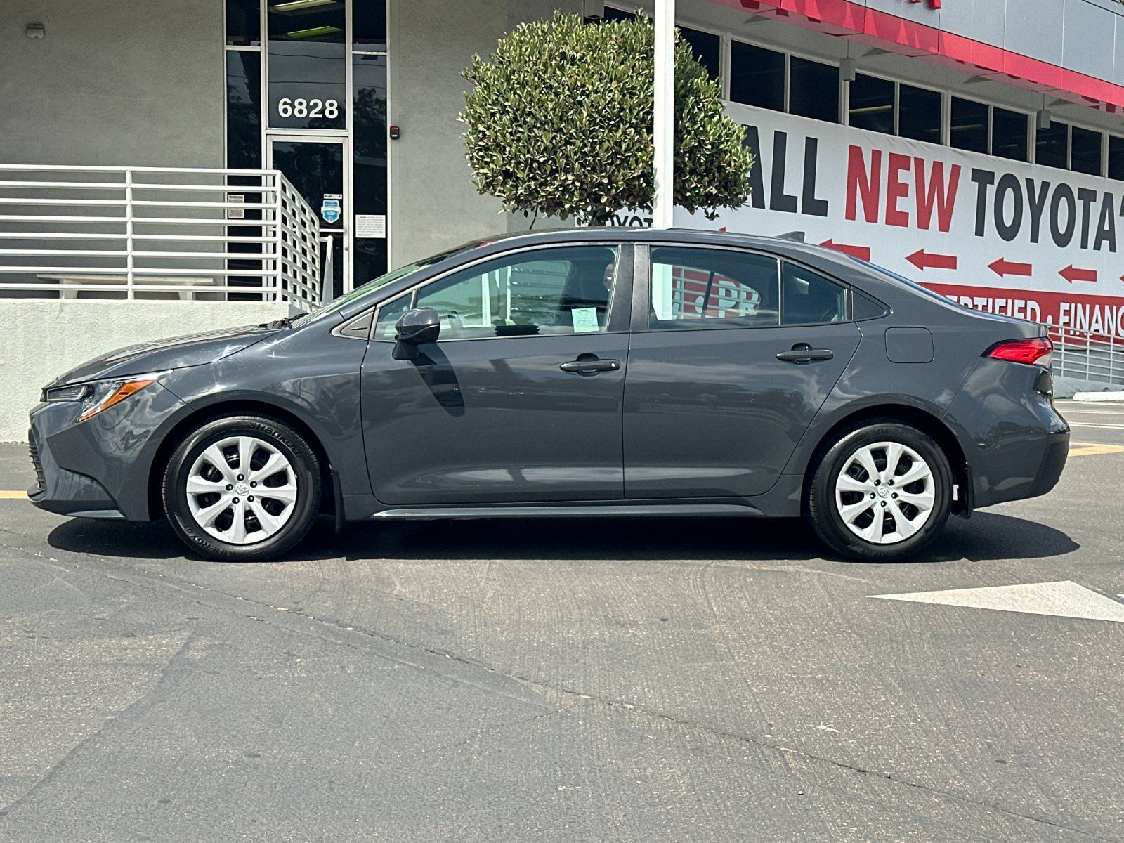 Used 2025 Toyota Corolla LE FWD image 2