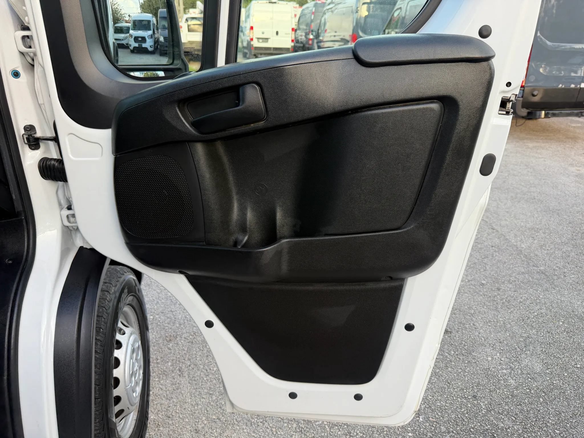 Used 2025 RAM ProMaster 2500 w/ Convenience Group FWD image 15