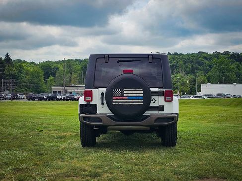 Used 2017 Jeep Wrangler Sahara AWD/4WD image 4