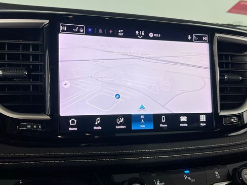 Used 2024 Chrysler Pacifica Select image 18