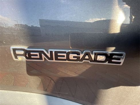 Used 2018 Jeep Renegade Latitude image 24