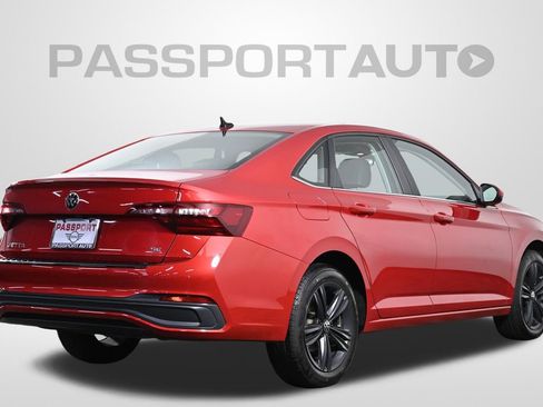 Used 2024 Volkswagen Jetta SE image 9