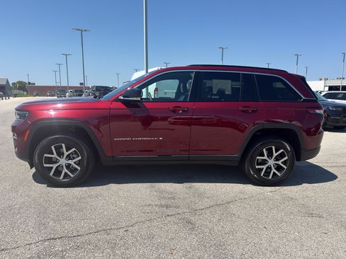 Used 2024 Jeep Grand Cherokee Limited AWD/4WD image 6