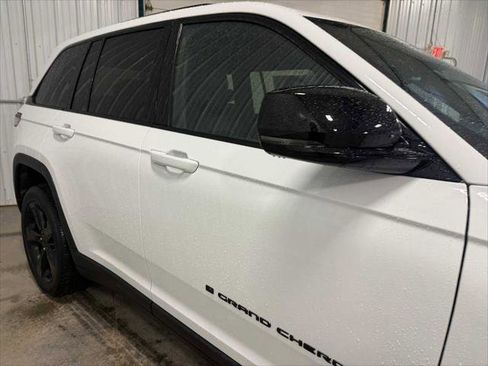Certified 2023 Jeep Grand Cherokee Altitude image 11