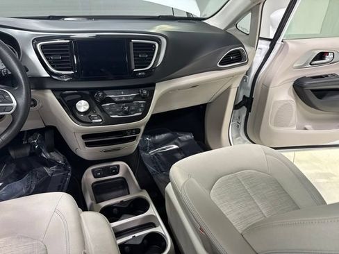 Used 2017 Chrysler Pacifica Touring Plus FWD image 17