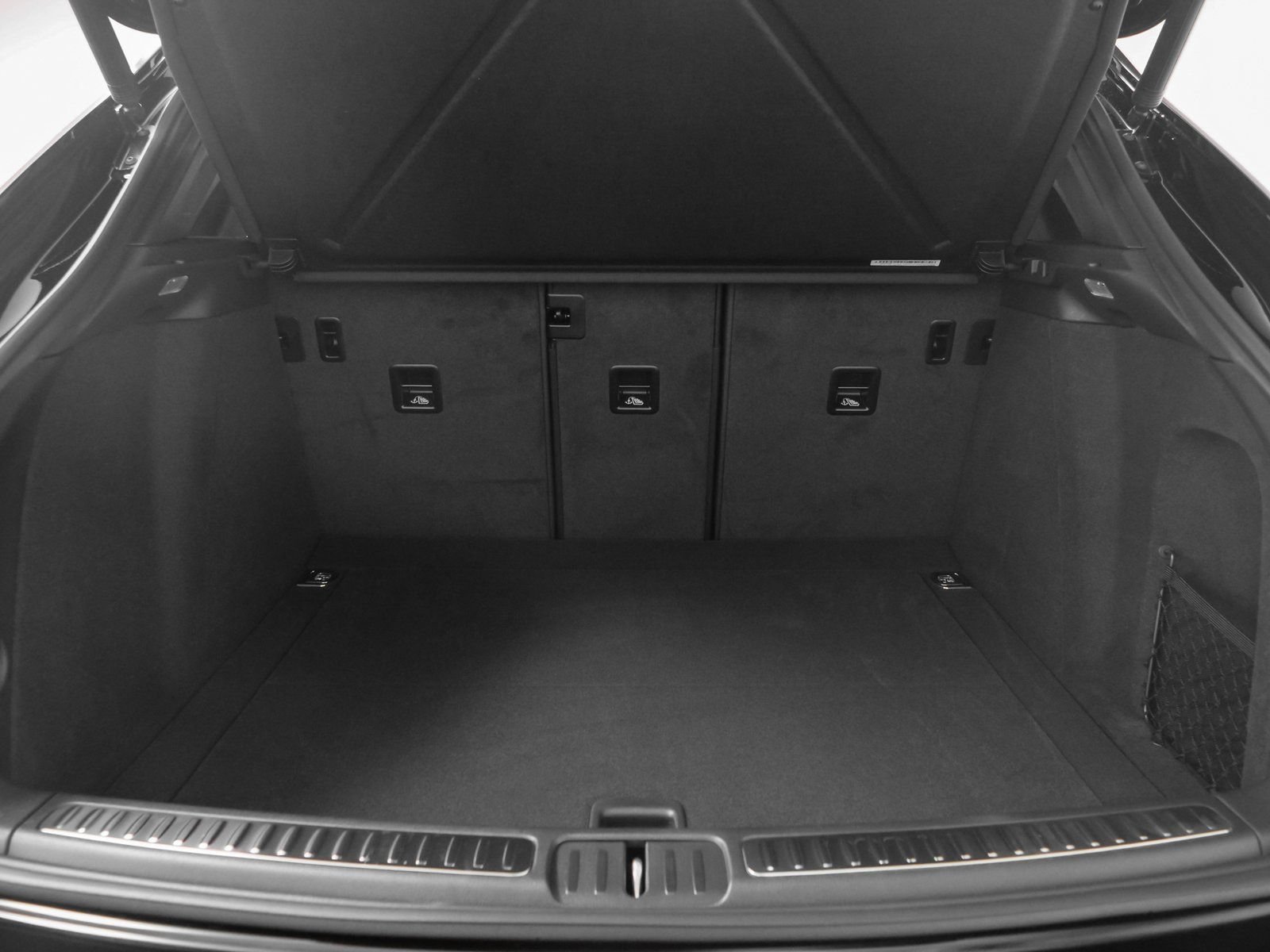 Certified 2025 Porsche Macan AWD/4WD image 7