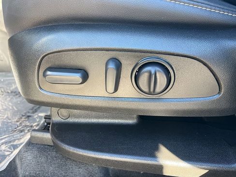 Used 2023 Chevrolet Traverse LT image 25