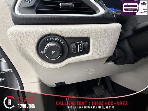 Used 2024 Chrysler Pacifica Touring-L FWD image 28