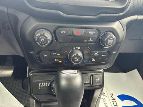 Used 2022 Jeep Renegade Trailhawk AWD/4WD image 23