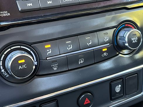 Used 2022 Nissan Titan SV image 27